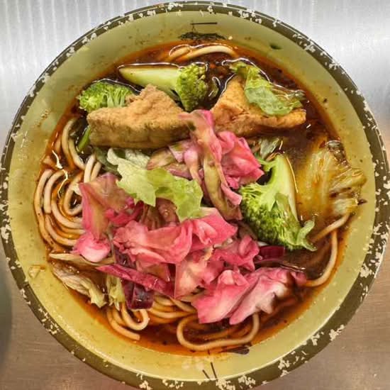 素面 Vegetarian noodles in soup